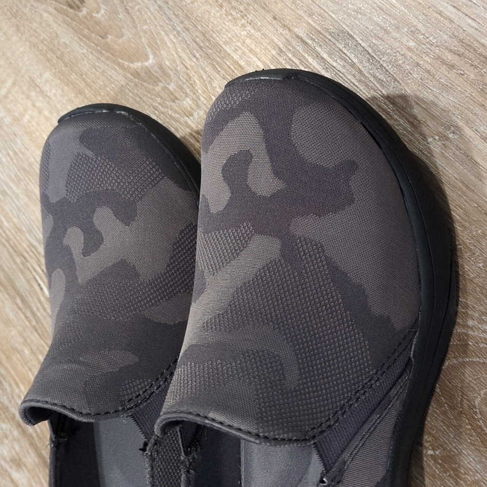 💚🍂🍃 NIB Bzees Camouflage Slip-On Sneakers Women's size 6💚🍂🍃 - Picture 10 of 14